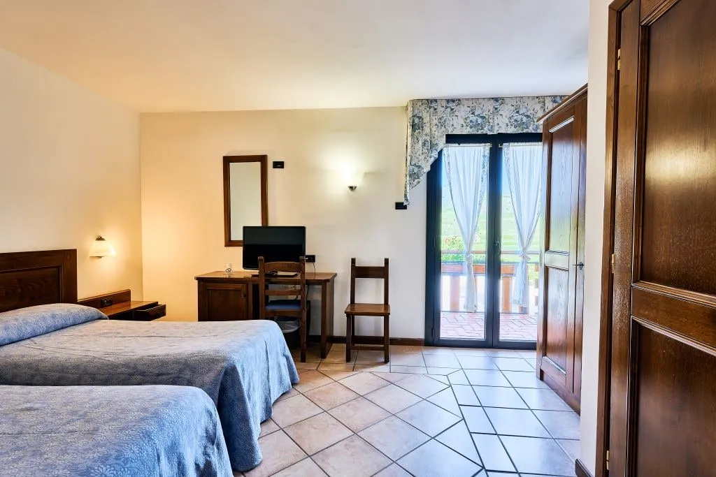 A twin room with a balcony at Hotel Pizzalto