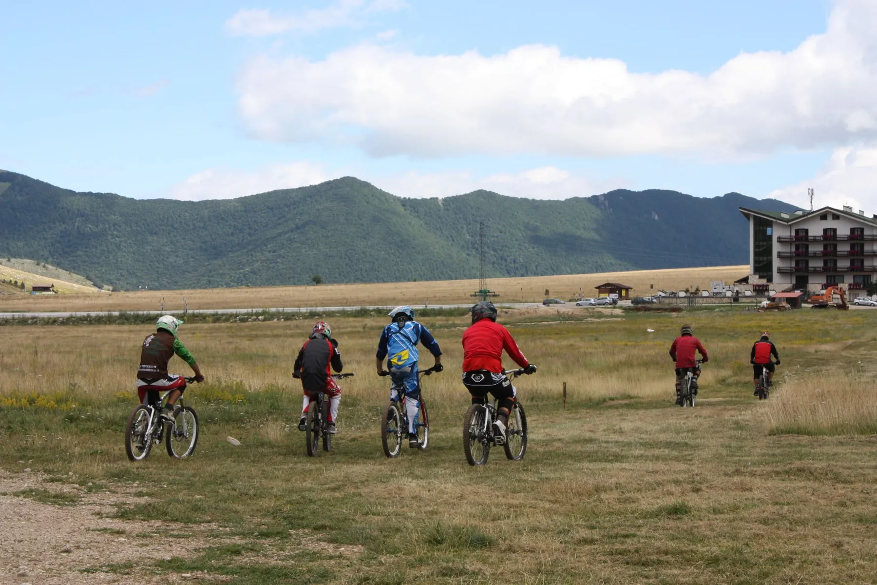 Gruppo in mountain bike sui prati di Pizzalto