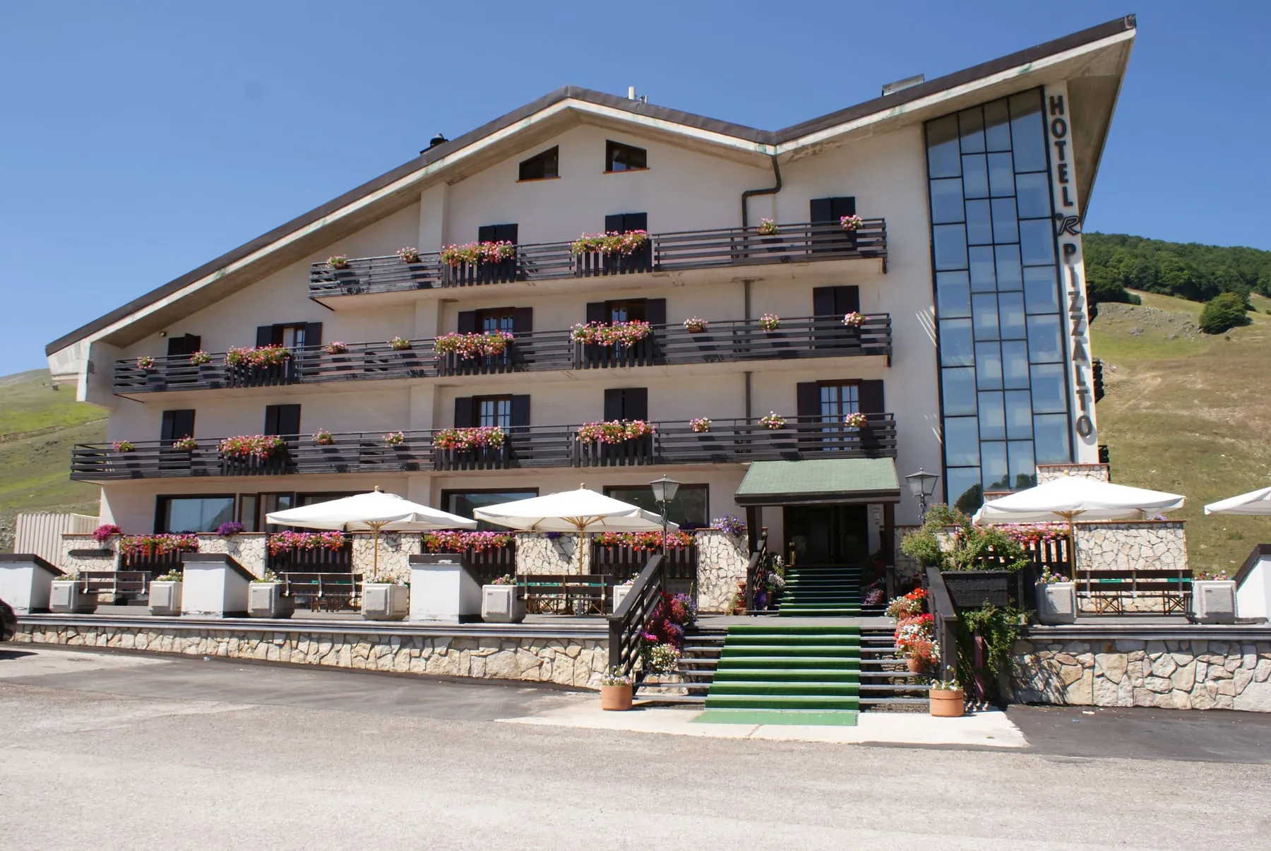 La facciata dell'Hotel Pizzalto in estate