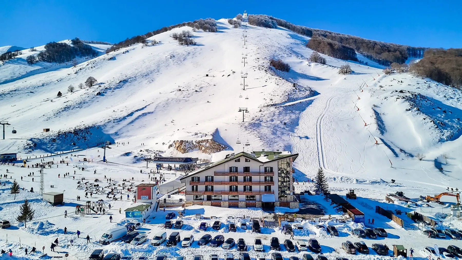 Hotel Pizzalto e gli impianti sciistici sulle piste innevate