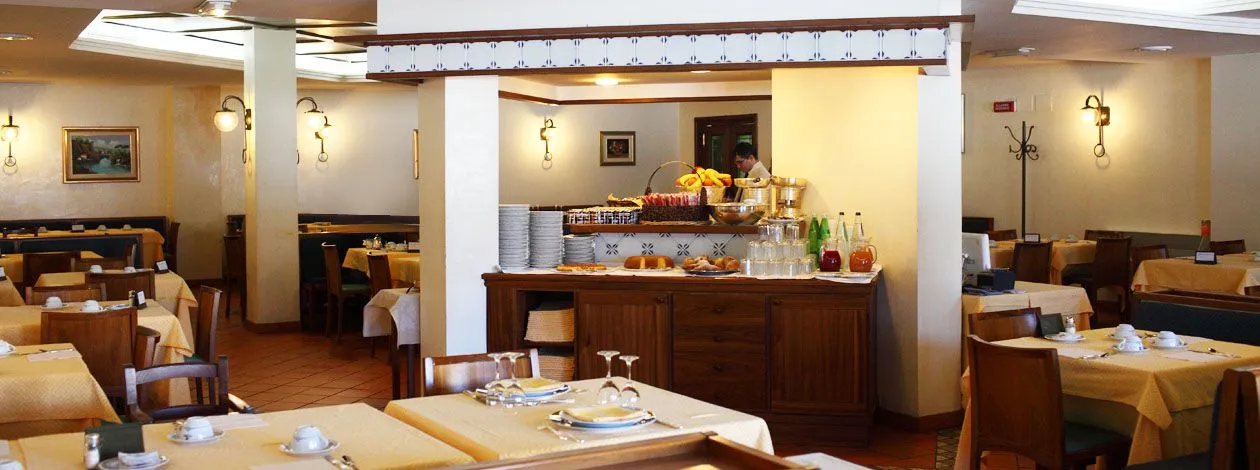 La sala ristorante e il buffet