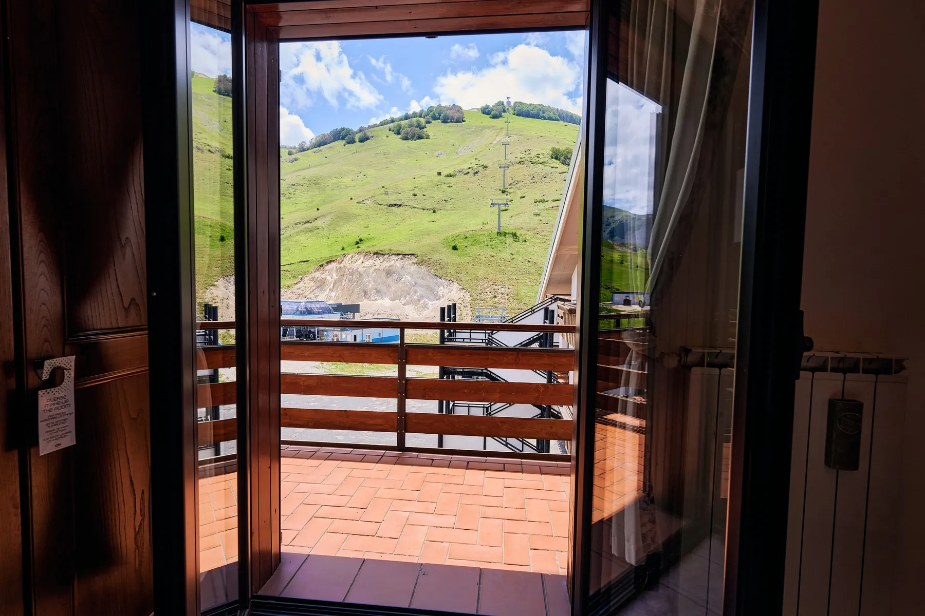Vista estiva di Monte Pizzalto dal balcone di una camera